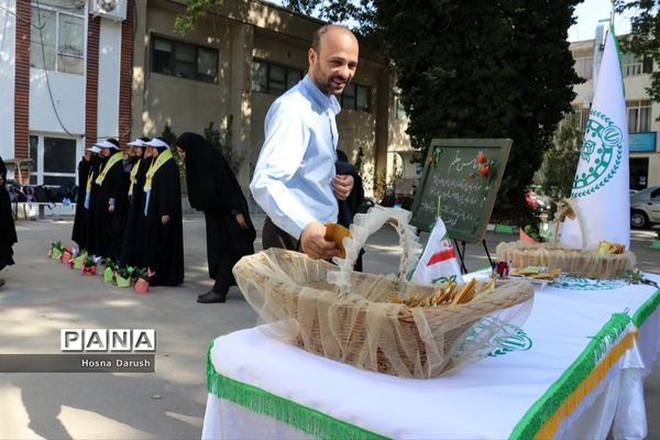 تبریک پیشتازان به معلمان ستادی اداره کل خراسان رضوی در آغاز هفته معلم