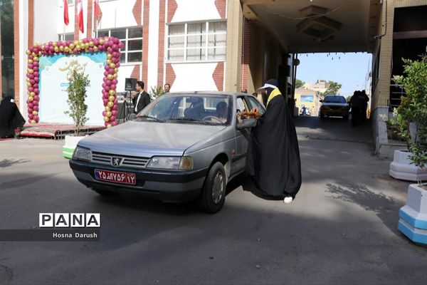 تبریک پیشتازان به معلمان ستادی اداره کل خراسان رضوی در آغاز هفته معلم