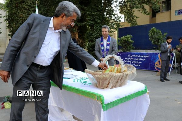 تبریک پیشتازان به معلمان ستادی اداره کل خراسان رضوی در آغاز هفته معلم