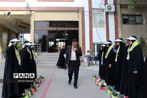 تبریک پیشتازان به معلمان ستادی اداره کل خراسان رضوی در آغاز هفته معلم