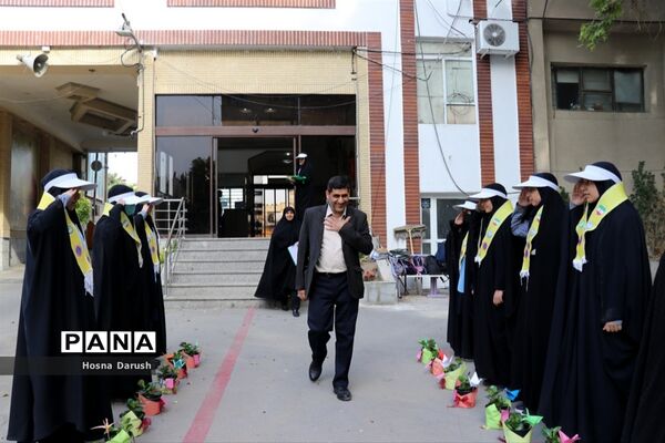 تبریک پیشتازان به معلمان ستادی اداره کل خراسان رضوی در آغاز هفته معلم