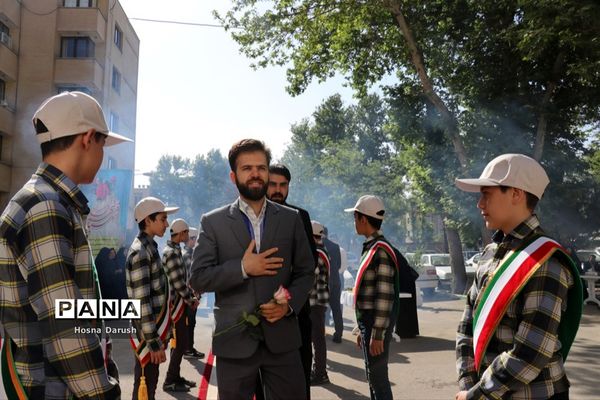 تبریک پیشتازان به معلمان ستادی اداره کل خراسان رضوی در آغاز هفته معلم