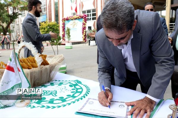 تبریک پیشتازان به معلمان ستادی اداره کل خراسان رضوی در آغاز هفته معلم