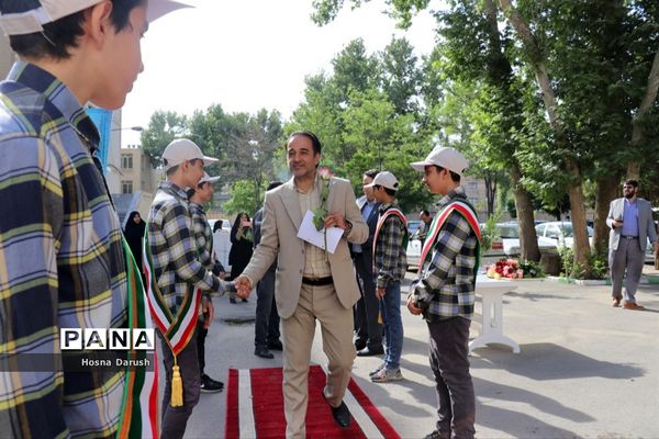 تبریک پیشتازان به معلمان ستادی اداره کل خراسان رضوی در آغاز هفته معلم