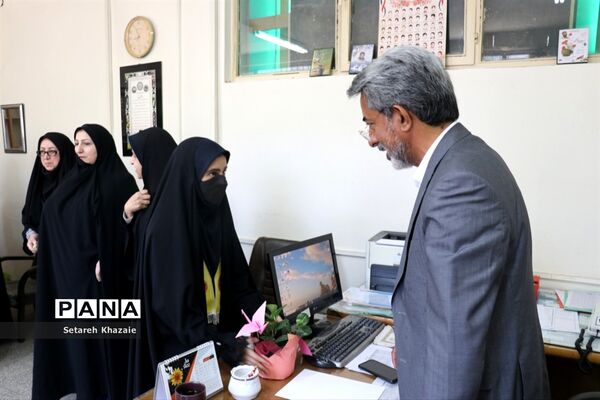 تقدیر از مسئولان اداره‌کل آموزش و پرورش خراسان رضوی در محل کار