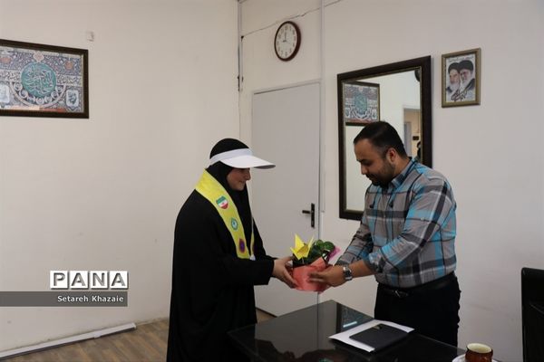 تقدیر از مسئولان اداره‌کل آموزش و پرورش خراسان رضوی در محل کار