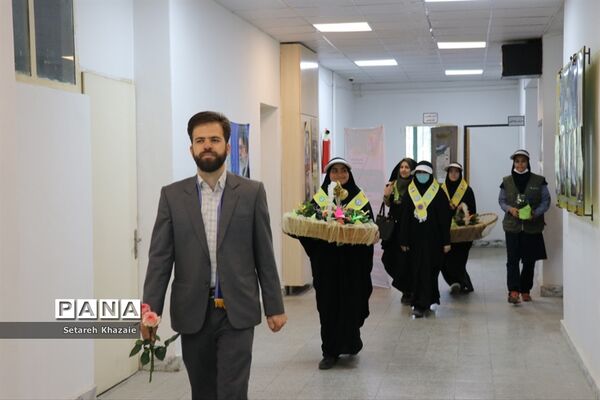 تقدیر از مسئولان اداره‌کل آموزش و پرورش خراسان رضوی در محل کار