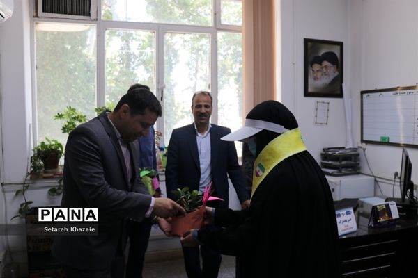 تقدیر از مسئولان اداره‌کل آموزش و پرورش خراسان رضوی در محل کار