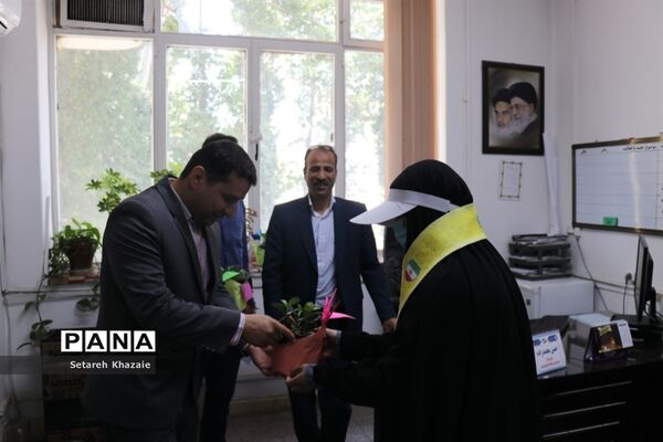 تقدیر از مسئولان اداره‌کل آموزش و پرورش خراسان رضوی در محل کار