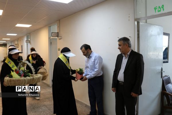 تقدیر از مسئولان اداره‌کل آموزش و پرورش خراسان رضوی در محل کار