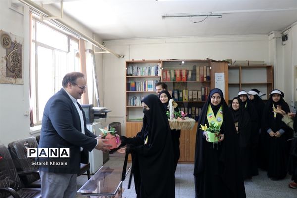 تقدیر از مسئولان اداره‌کل آموزش و پرورش خراسان رضوی در محل کار