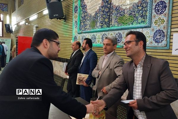 میز خدمت بسیج فرهنگیان آموزش و پرورش رودهن در نماز جمعه