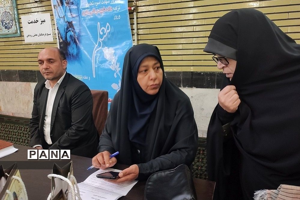 میز خدمت بسیج فرهنگیان آموزش و پرورش رودهن در نماز جمعه