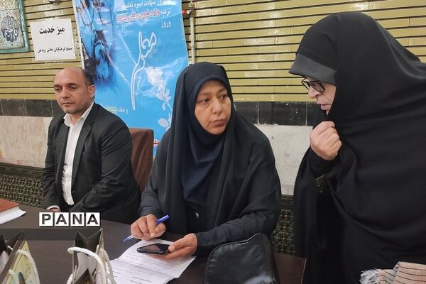 میز خدمت بسیج فرهنگیان آموزش و پرورش رودهن در نماز جمعه