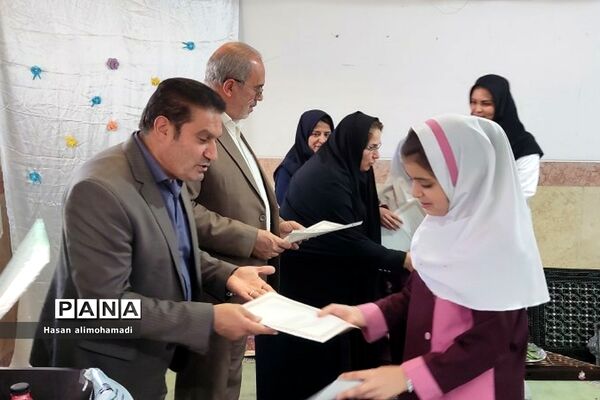 جشن هفته سلامت و تقدیر از مراقبان و سفیران سلامت در مدرسه شهید مرادی ناحیه یک شهرری