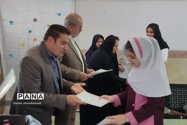 جشن هفته سلامت و تقدیر از مراقبان و سفیران سلامت در مدرسه شهید مرادی ناحیه یک شهرری
