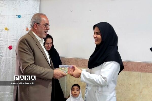 جشن هفته سلامت و تقدیر از مراقبان و سفیران سلامت در مدرسه شهید مرادی ناحیه یک شهرری