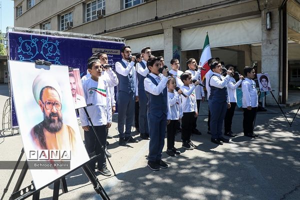 اجرای گروه سرود سازمان دانش‌آموزی در حاشیه نماز جمعه تهران