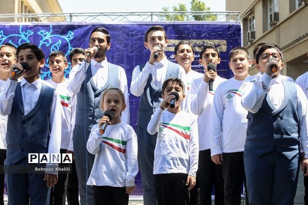 اجرای گروه سرود سازمان دانش‌آموزی در حاشیه نماز جمعه تهران