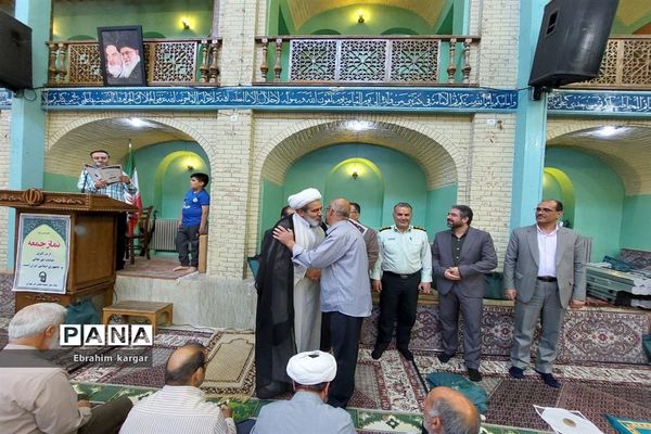 تقدیر از معلمان نمونه در نماز‌جمعه کن