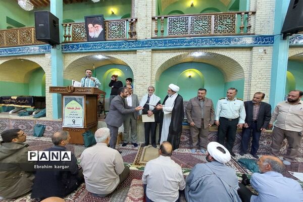 تقدیر از معلمان نمونه در نماز‌جمعه کن