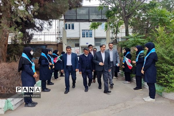 نواختن زنگ سپاس معلم در دبیرستان دخترانه 22 بهمن