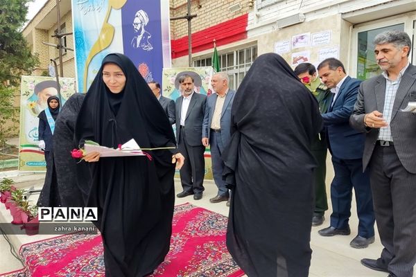 نواختن زنگ سپاس معلم در دبیرستان دخترانه 22 بهمن