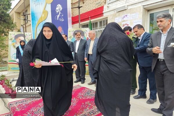 نواختن زنگ سپاس معلم در دبیرستان دخترانه 22 بهمن