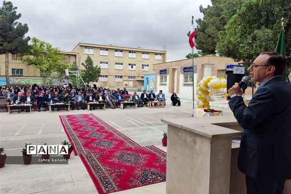 نواختن زنگ سپاس معلم در دبیرستان دخترانه 22 بهمن