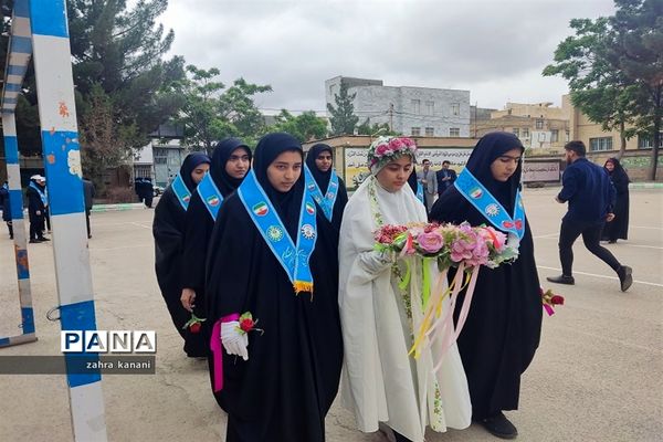 نواختن زنگ سپاس معلم در دبیرستان دخترانه 22 بهمن