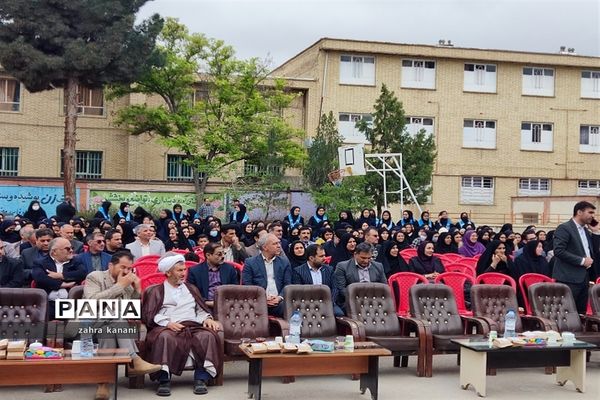 نواختن زنگ سپاس معلم در دبیرستان دخترانه 22 بهمن