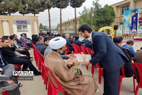 نواختن زنگ سپاس معلم در دبیرستان دخترانه 22 بهمن