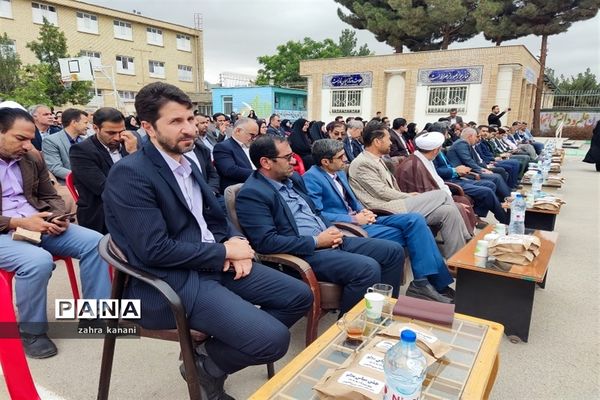 نواختن زنگ سپاس معلم در دبیرستان دخترانه 22 بهمن