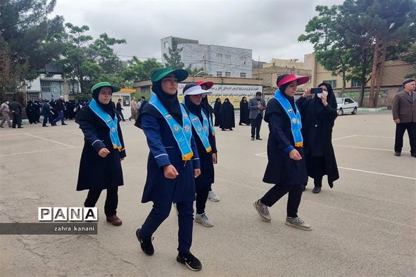 نواختن زنگ سپاس معلم در دبیرستان دخترانه 22 بهمن