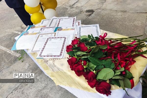 نواختن زنگ سپاس معلم در دبیرستان دخترانه 22 بهمن