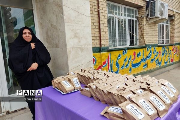 نواختن زنگ سپاس معلم در دبیرستان دخترانه 22 بهمن