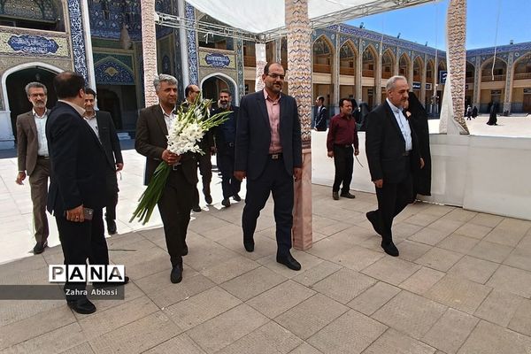 میز خدمت روسای ادارات آموزش و پرورش در حرم مطهر حضرت شاهچراغ(ع)