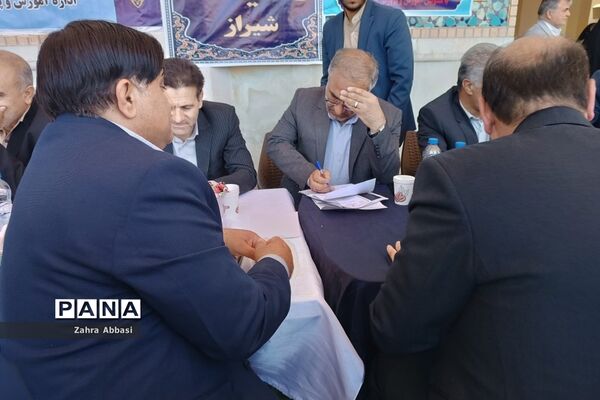 میز خدمت روسای ادارات آموزش و پرورش در حرم مطهر حضرت شاهچراغ(ع)