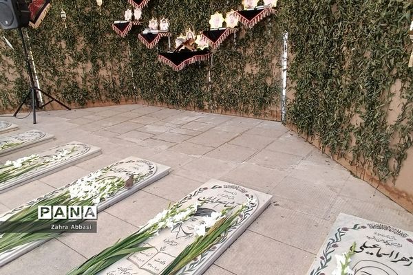 میز خدمت روسای ادارات آموزش و پرورش در حرم مطهر حضرت شاهچراغ(ع)