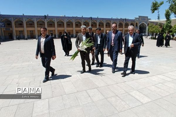 میز خدمت روسای ادارات آموزش و پرورش در حرم مطهر حضرت شاهچراغ(ع)