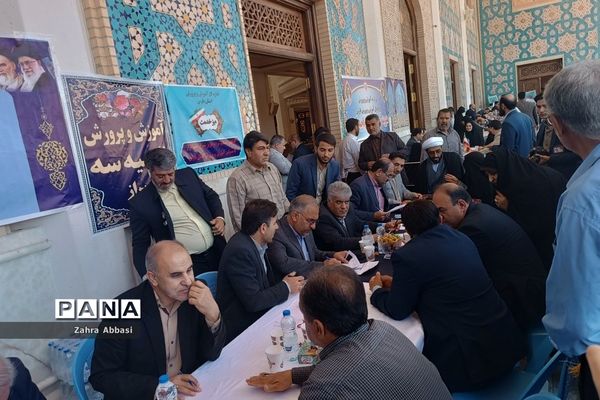 میز خدمت روسای ادارات آموزش و پرورش در حرم مطهر حضرت شاهچراغ(ع)