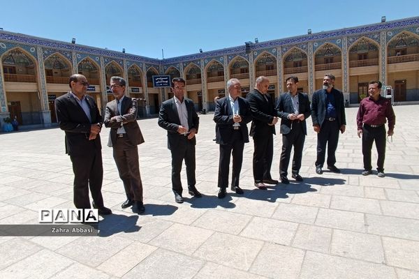 میز خدمت روسای ادارات آموزش و پرورش در حرم مطهر حضرت شاهچراغ(ع)