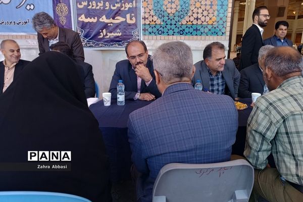 میز خدمت روسای ادارات آموزش و پرورش در حرم مطهر حضرت شاهچراغ(ع)