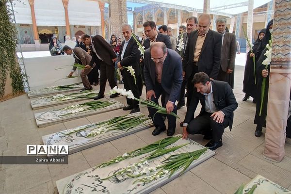 میز خدمت روسای ادارات آموزش و پرورش در حرم مطهر حضرت شاهچراغ(ع)