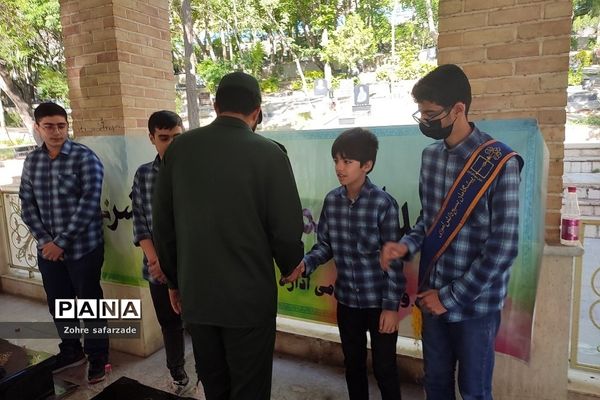 غبارروبی مزار شهدا در اولین روز هفته معلم  در رودهن