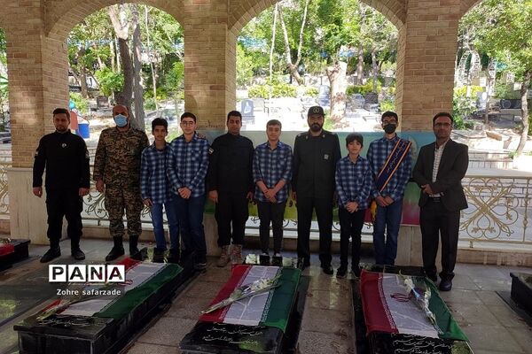 غبارروبی مزار شهدا در اولین روز هفته معلم  در رودهن