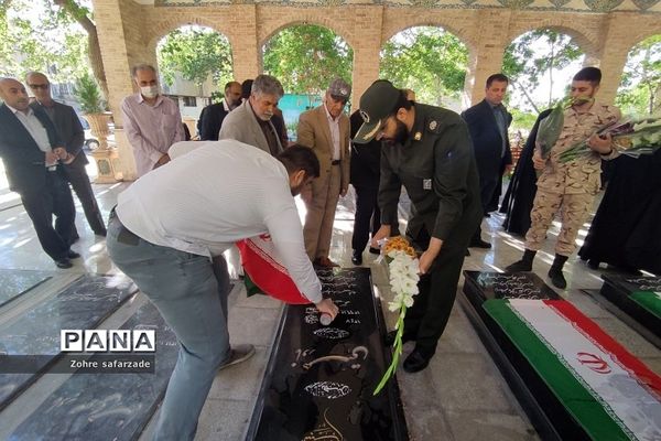 غبارروبی مزار شهدا در اولین روز هفته معلم  در رودهن