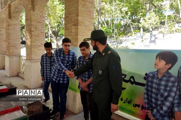 غبارروبی مزار شهدا در اولین روز هفته معلم  در رودهن