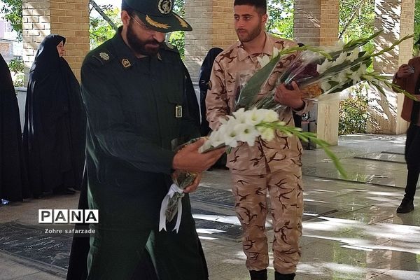 غبارروبی مزار شهدا در اولین روز هفته معلم  در رودهن