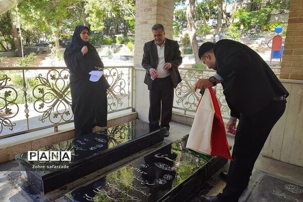 غبارروبی مزار شهدا در اولین روز هفته معلم  در رودهن